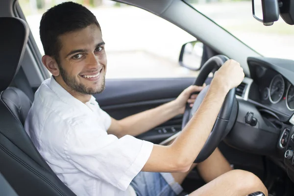 Adulto Joven Sonriendo Dentro Del Coche Conduciendo —  Fotos de Stock