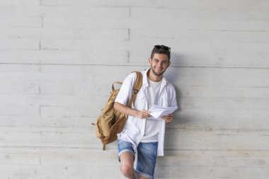 öğrenci gri duvar arka planda kitaplarla