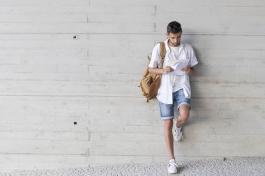 öğrenci gri duvar arka planda kitaplarla