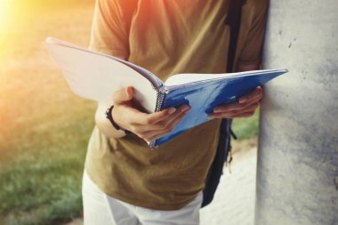 öğrenci el ile kampüste açık not defterini açın