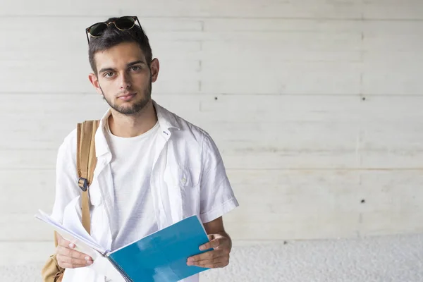 Student Portret Met Kladblok Buiten Boeken — Stockfoto