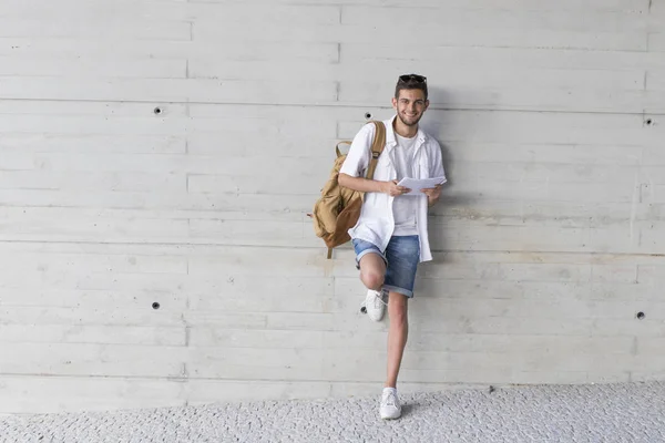 Student Med Böcker Grå Vägg Bakgrund — Stockfoto