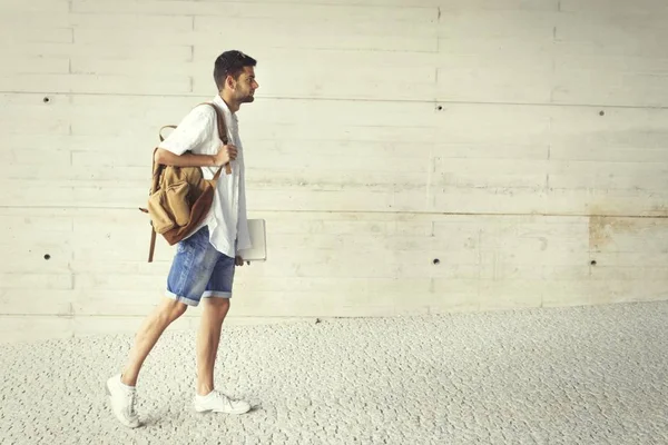 Estudante Com Mochila Livros Caminhando Com Espaço Para Texto — Fotografia de Stock