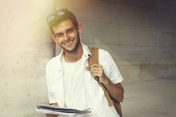 Giovane Studente Con Taccuino Nel Campus College — Foto Stock