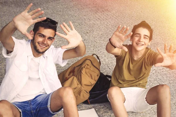 Jovens Estudantes Adolescentes Celebrando Sucesso Conceito Positivo — Fotografia de Stock