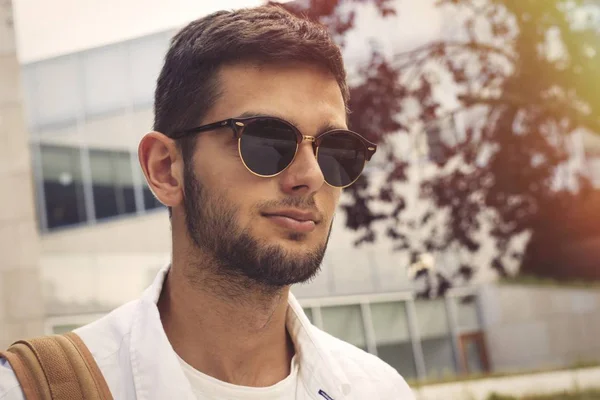 Portret Van Jonge Tiener Met Zonnebril — Stockfoto