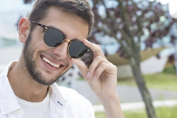 Ritratto Giovane Adulto Con Occhiali Sole Sorridenti — Foto Stock