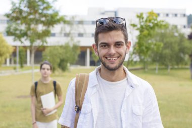 Öğrenciler, üniversite veya kolej kampüsünde