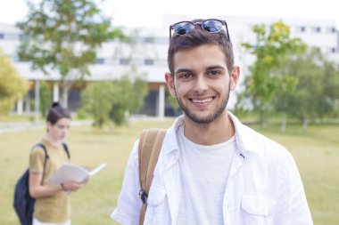 Öğrenciler, üniversite veya kolej kampüsünde