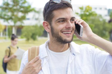 öğrenci üniversite kampüsü üstünde hareket eden telefon ile