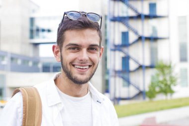 Kampüste güneş gözlüklü genç öğrenci portresi