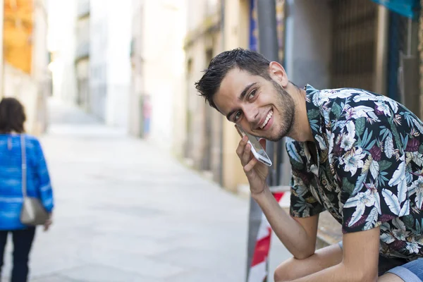 Portret Van Een Jonge Man Met Mobiele Telefoon Straat Glimlachend — Stockfoto