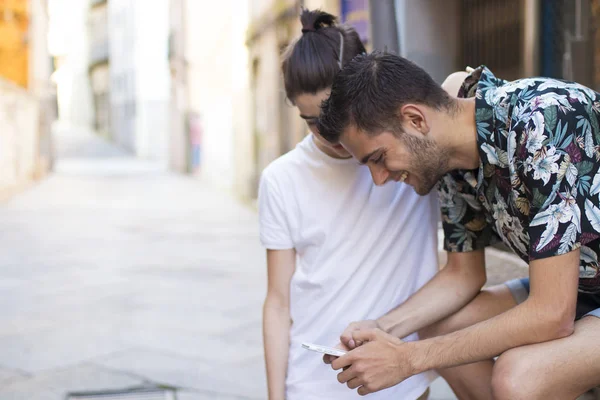 Les Jeunes Dans Rue Ville Avec Téléphone Portable — Photo