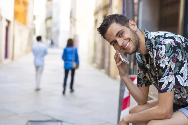 Genç Adam Sokakta Cep Telefonu Ile Gülümseyen Portresi — Stok fotoğraf