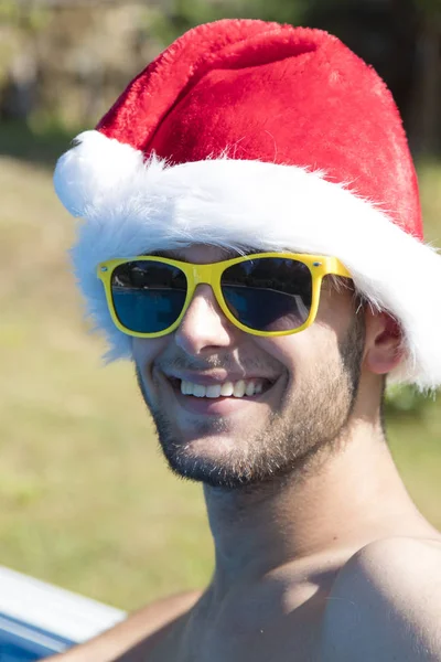 Retrato Santa Claus Com Chapéu Óculos Sol Verão — Fotografia de Stock