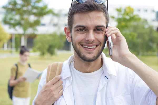 Student Telefonu Komórkowego Kampusie Uniwersytetu — Zdjęcie stockowe