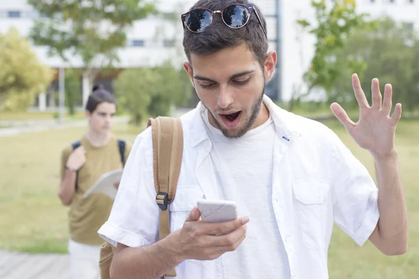 Estudiante Con Expresión Sorpresa Viendo Teléfono Móvil Smartphone — Foto de Stock