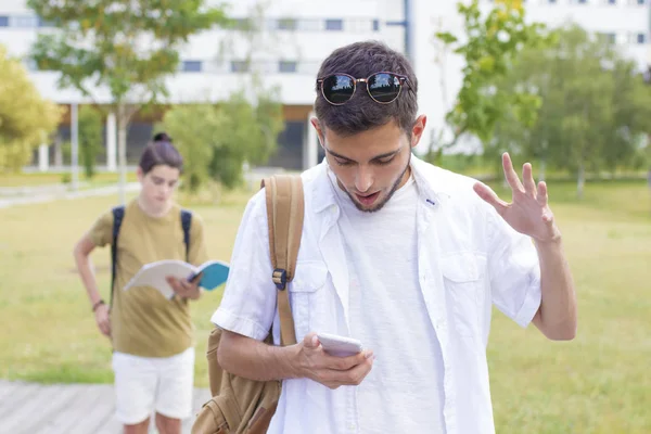 Student Med Överraskning Uttryck Titta Mobiltelefon Eller Smartphone — Stockfoto