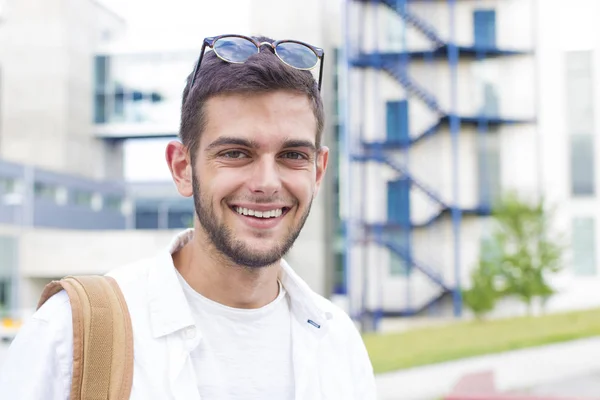 Porträtt Ung Student Med Solglasögon Campus — Stockfoto