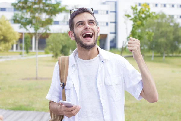 Studenter Med Mobiltelefon Eller Smartphone Firar Framgångar — Stockfoto