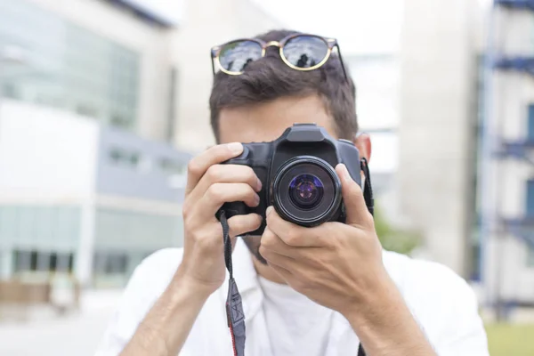 Joven Centro Atención Con Reflejo Cámara Fotos Enfoque — Foto de Stock