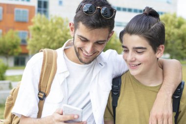 Açık cep telefonu ile genç arkadaşlar