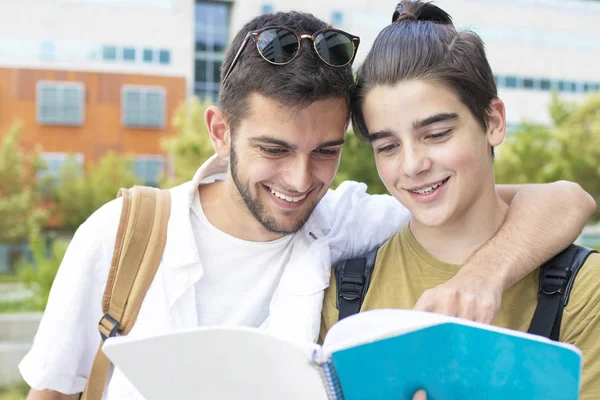 Studenti Knihami Univerzitním Kampusu — Stock fotografie