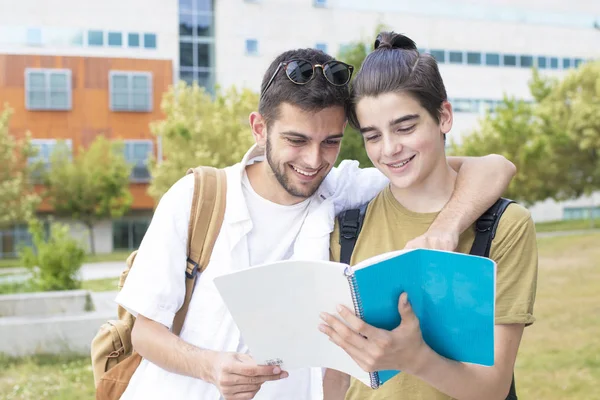 在大学校园里有书的学生 — 图库照片