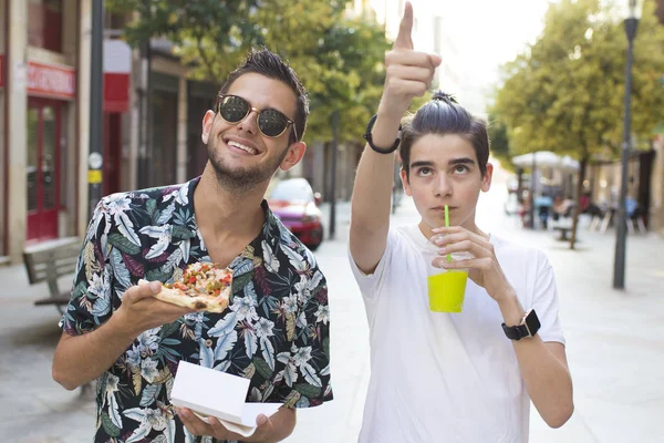 Amici Che Mangiano Strada — Foto Stock