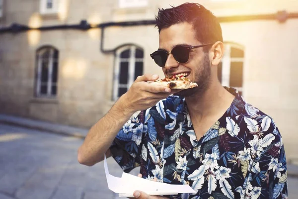 Ritratto Giovane Nella Strada Della Città Che Mangia Fast Food — Foto Stock