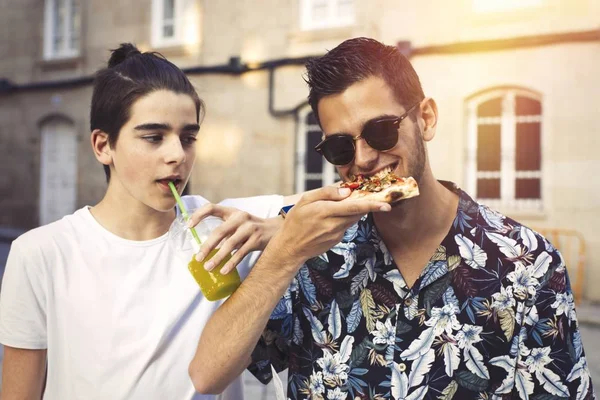 Amici Che Mangiano Bevono All Aperto Città — Foto Stock