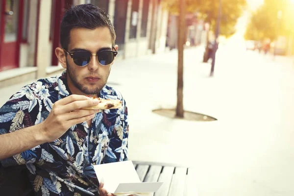Πορτρέτο Του Νέος Άνθρωπος Στο Δρόμο Της Πόλης Τρώει Fast — Φωτογραφία Αρχείου