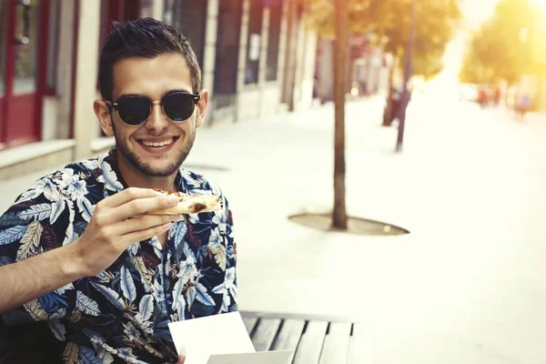 Πορτρέτο Του Νέος Άνθρωπος Στο Δρόμο Της Πόλης Τρώει Fast — Φωτογραφία Αρχείου