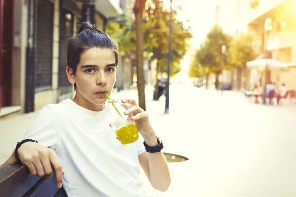 Jonge Tiener Het Drinken Van Frisdrank Slush Open Lucht Straat — Stockfoto