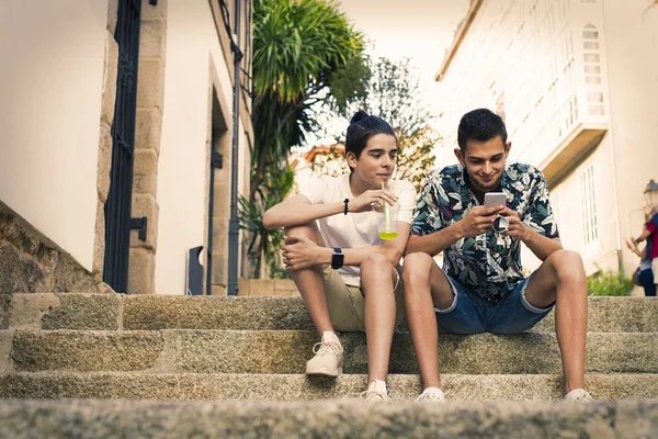 Jeunes Dans Rue Avec Téléphone Portable — Photo