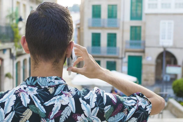 Las Espaldas Del Joven Hablando Teléfono Móvil Aire Libre —  Fotos de Stock