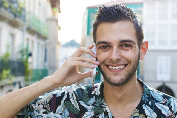 Πορτραίτο Νεαρού Άνδρα Χαμογελώντας Μιλώντας Στο Κινητό Τηλέφωνο Στην Πόλη — Φωτογραφία Αρχείου