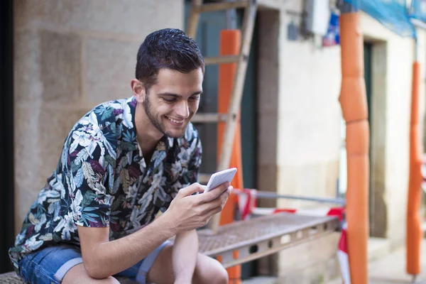 Joven Con Teléfono Móvil Calle Ciudad Sonriendo Escribiendo Leyendo — Foto de Stock
