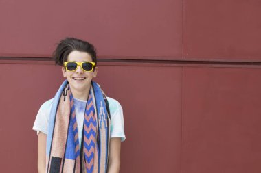 Yaz stil ve kentsel duvar arka planda plaj ile genç portresi