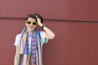 Yaz stil ve kentsel duvar arka planda plaj ile genç portresi