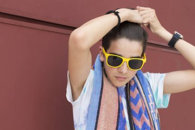 Yaz stil ve kentsel duvar arka planda plaj ile genç portresi