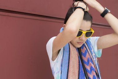 Yaz stil ve kentsel duvar arka planda plaj ile genç portresi