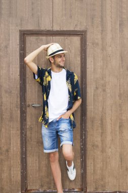 açık rahat tarzı arka plan üzerinde genç moda şapka