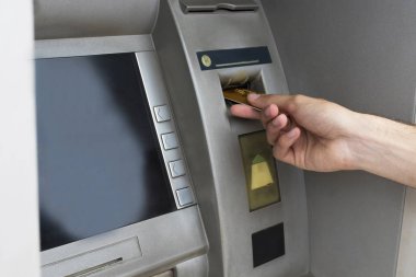 banka kasiyer dizinindeki kartla para alarak