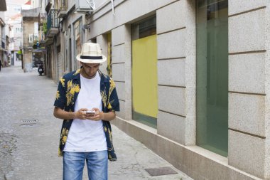 şık genç adam akıllı telefon açık sokakta kullanarak