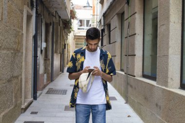 şık genç adam akıllı telefon açık sokakta kullanarak