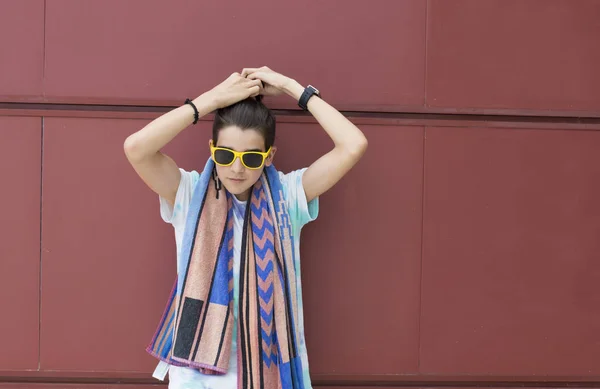 Jeune Adolescent Avec Des Lunettes Soleil Serviette Plage — Photo