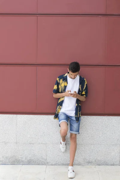 Jonge Mode Met Mobiele Telefoon Muur Van Stad — Stockfoto