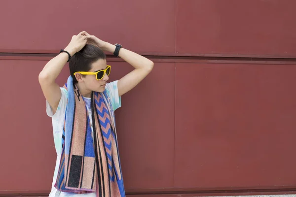 Porträt Junger Menschen Mit Sommer Styling Und Strand Urbanen Wandhintergrund — Stockfoto