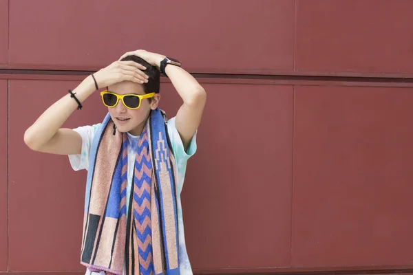 Retrato Jovens Com Estilo Verão Praia Fundo Parede Urbana — Fotografia de Stock